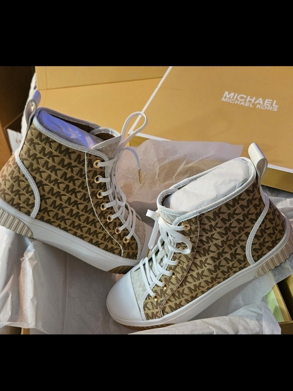 Michael Kors - Picture 1 of 6